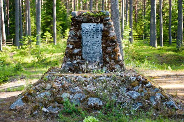 Vanhan hautausmaan sammaloitunut luonnon kivistä, nälkävuosina kuolleille tehty muistomerkki metsän keskellä.
