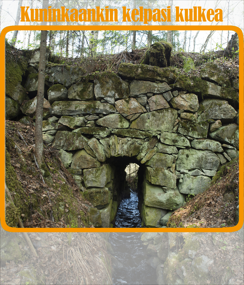 Vanha luonnonkivistä rakennettu holvisilta. Kiviä peittää sammal ja holvista virtaa vesi läpi. 